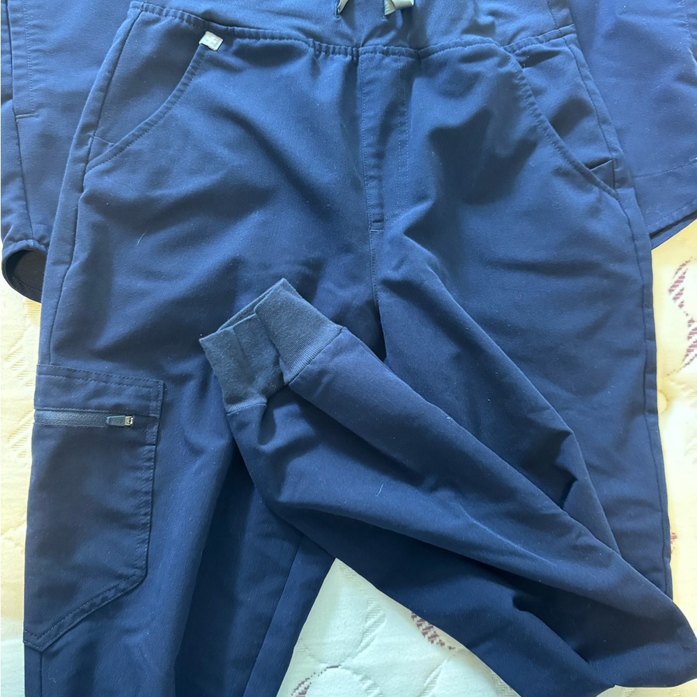 Women’s Figs Navy blue set. Gently worn. Set is size Small